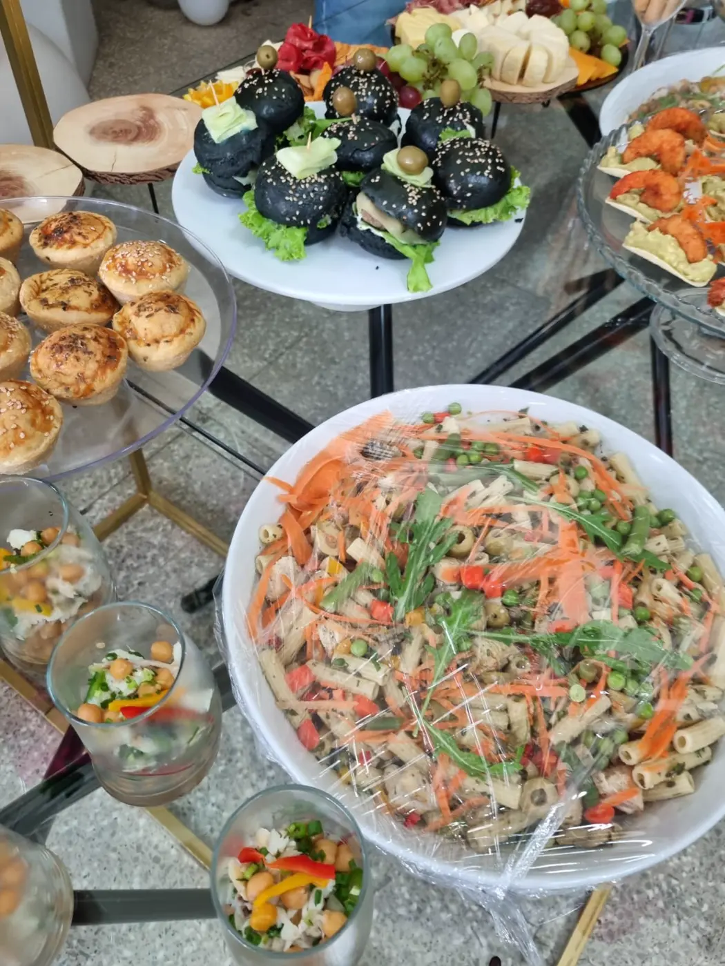 Buffet de snacks e saladas