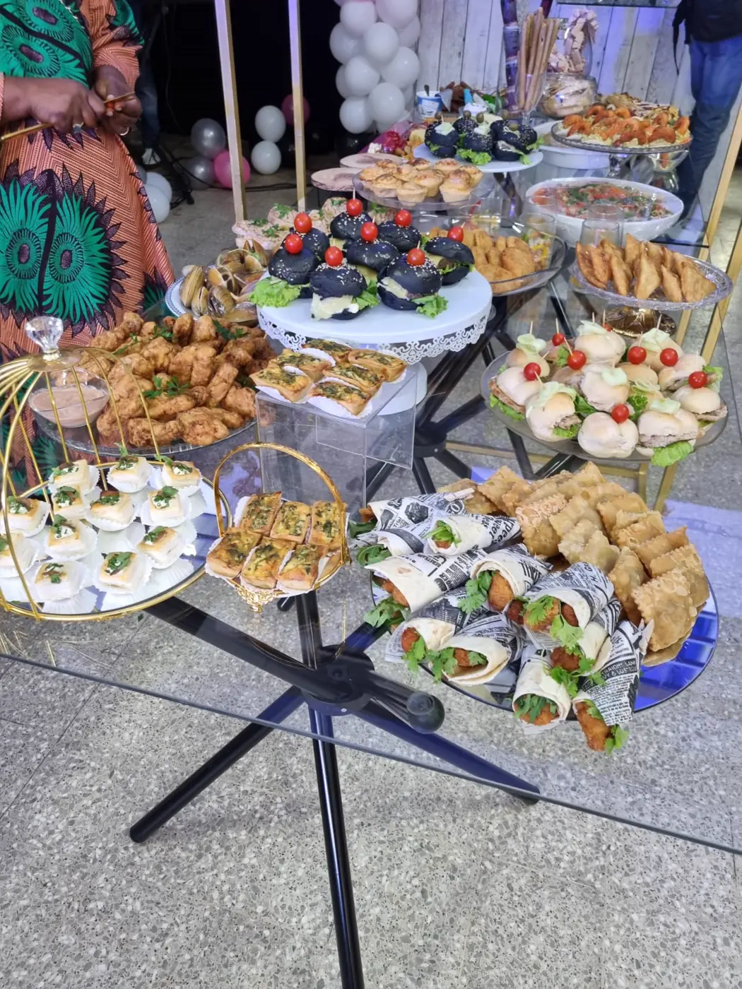 Mesa completa de catering para evento
